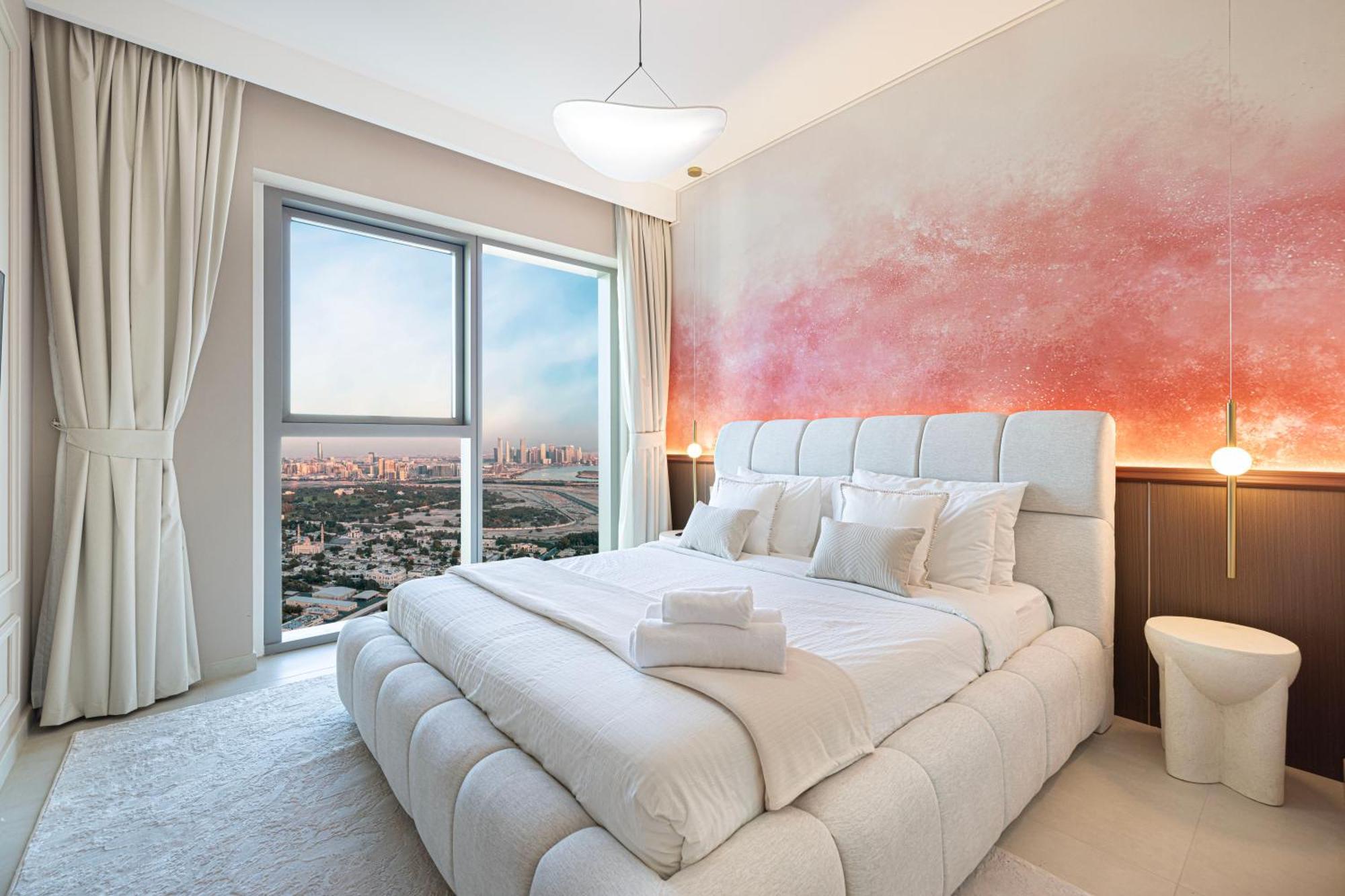 Downtown Chic 2 Bedroom I Mall Access I Views Of Burj Khalifa From Pool I Free Parking, Gym, Pool & Wi-fi I By Meerak *