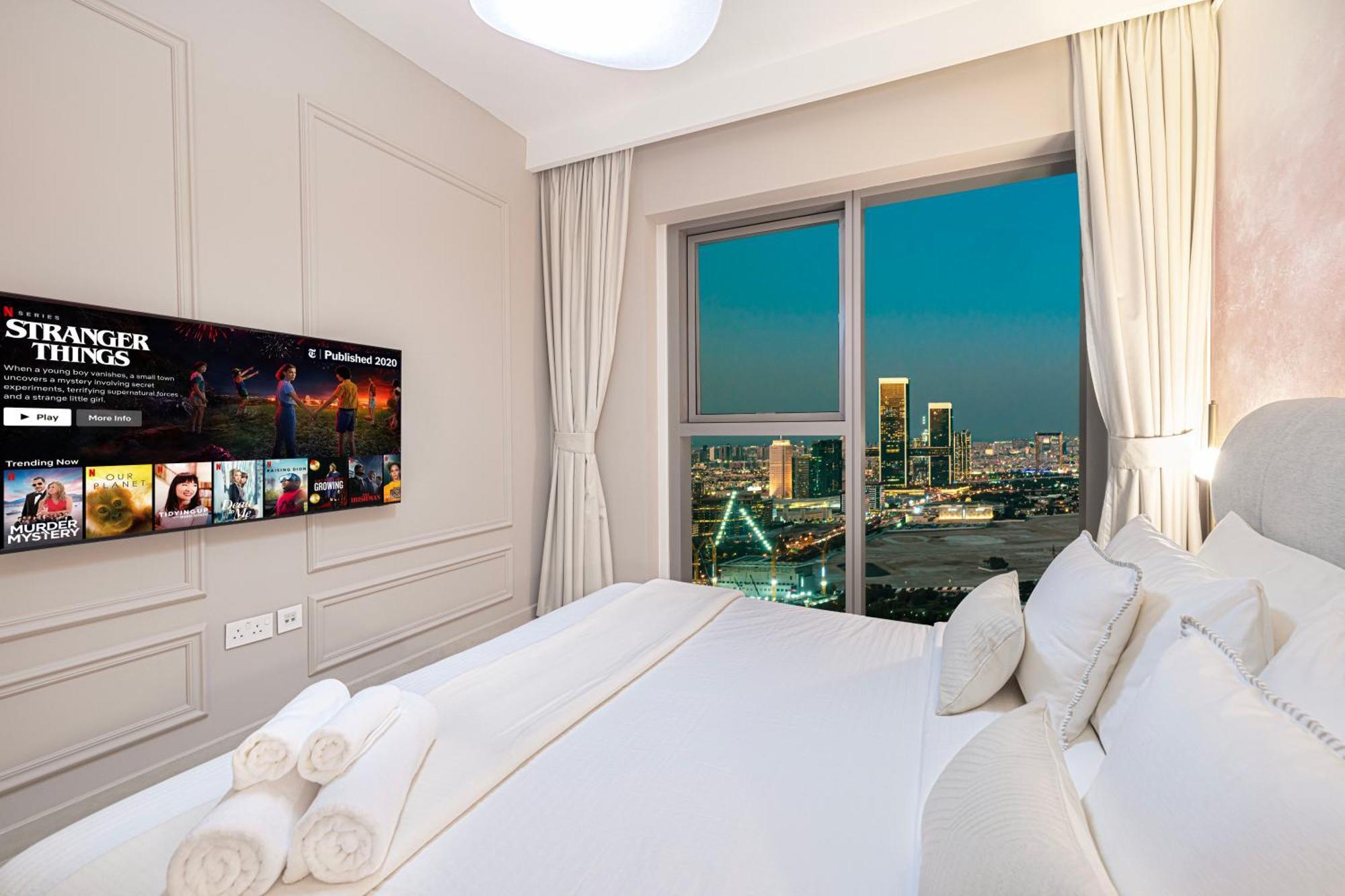 Downtown Chic 2 Bedroom I Mall Access I Views Of Burj Khalifa From Pool I Free Parking, Gym, Pool & Wi-fi I By Meerak *