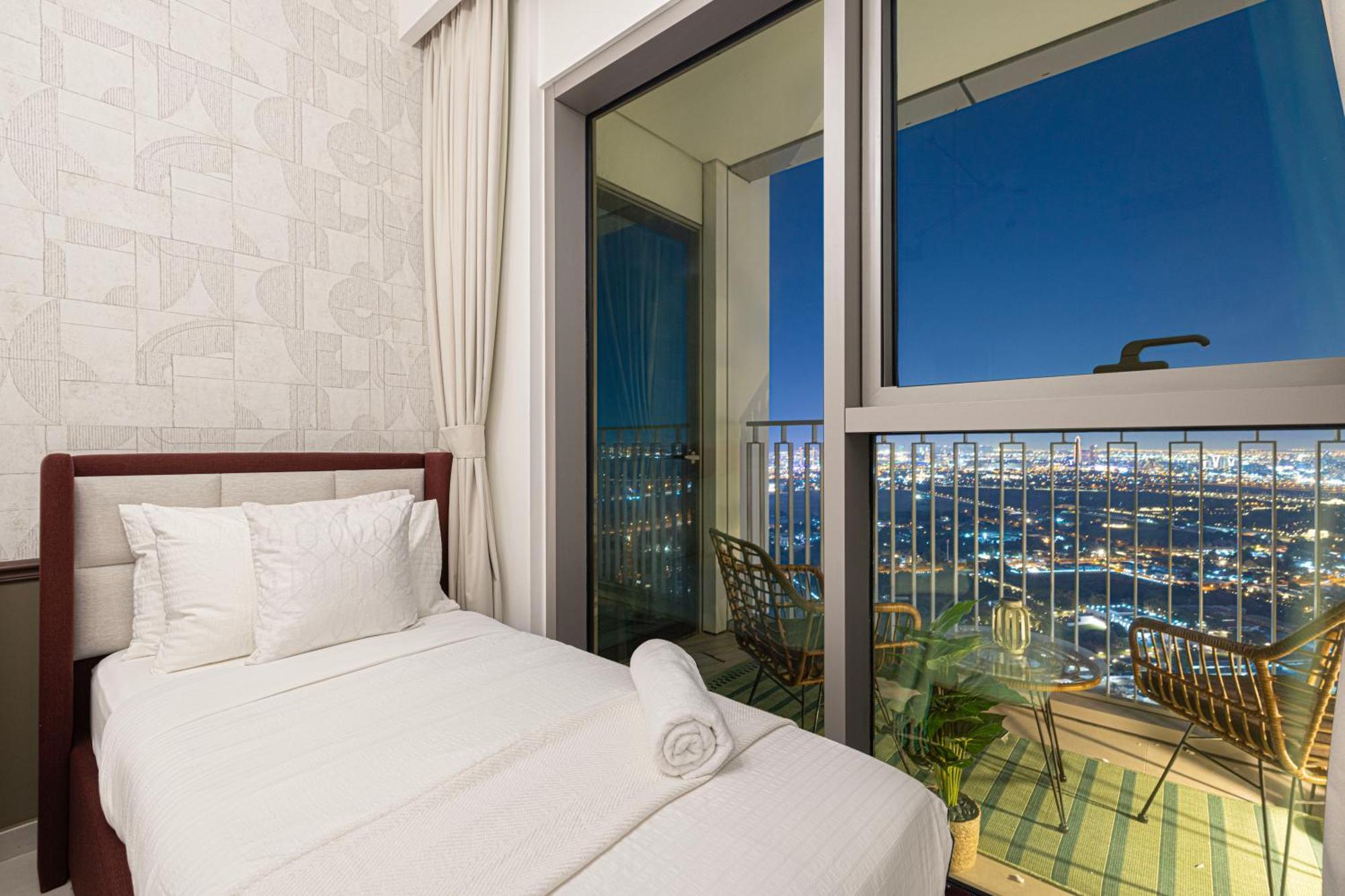 Downtown Chic 2 Bedroom I Mall Access I Views Of Burj Khalifa From Pool I Free Parking, Gym, Pool & Wi-fi I By Meerak * Dubai