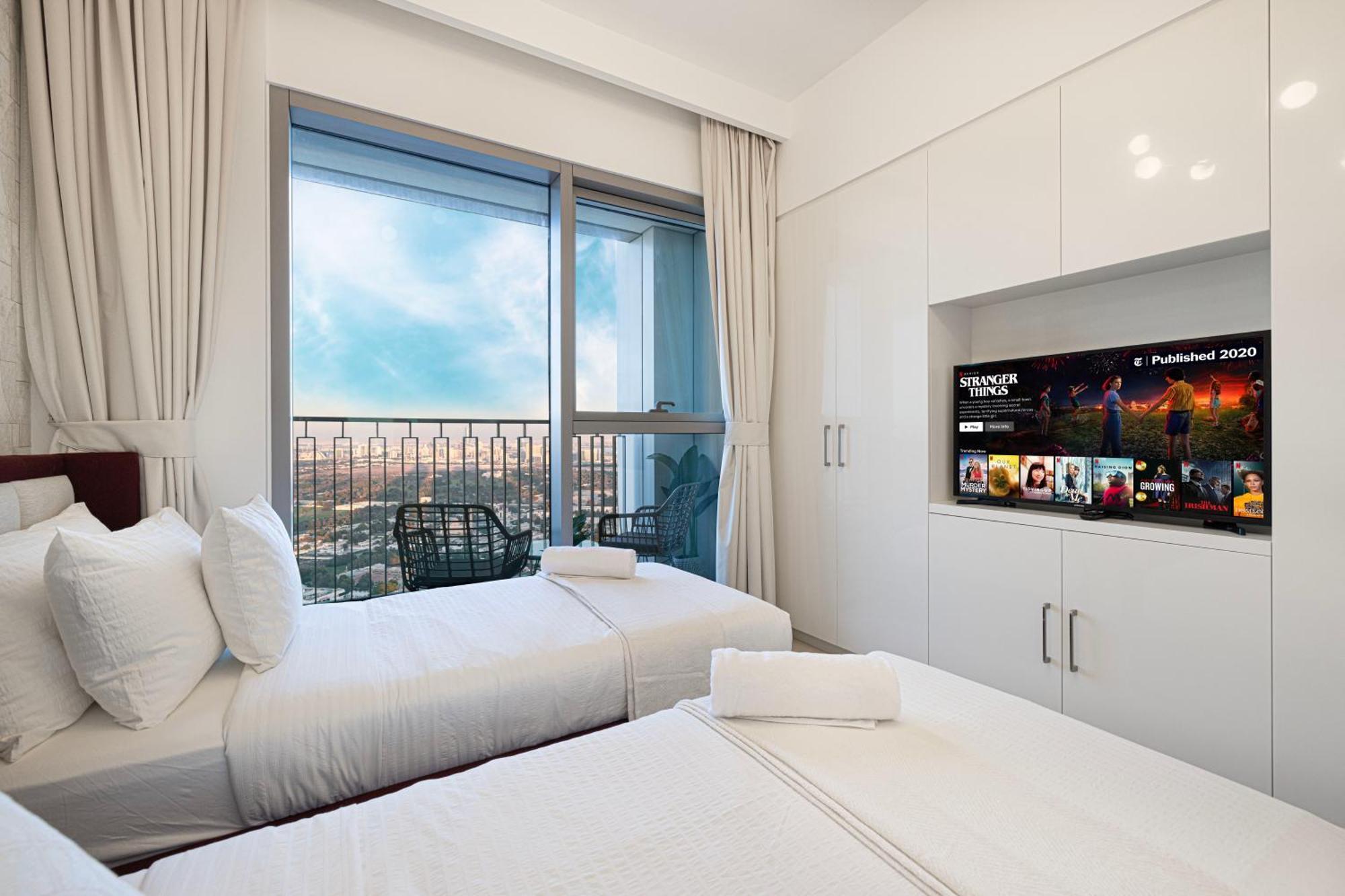 Apartment Downtown Chic 2 Bedroom I Mall Access I Views Of Burj Khalifa From Pool I Free Parking, Gym, Pool & Wi-fi I By Meerak *