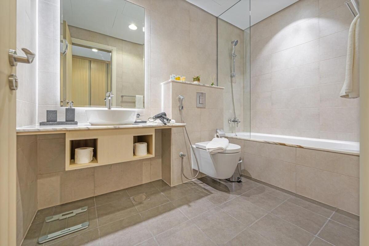 Apartment 3 Bedroom - Pool Access - 7 Mins To Mall - Sun Set View Dubai