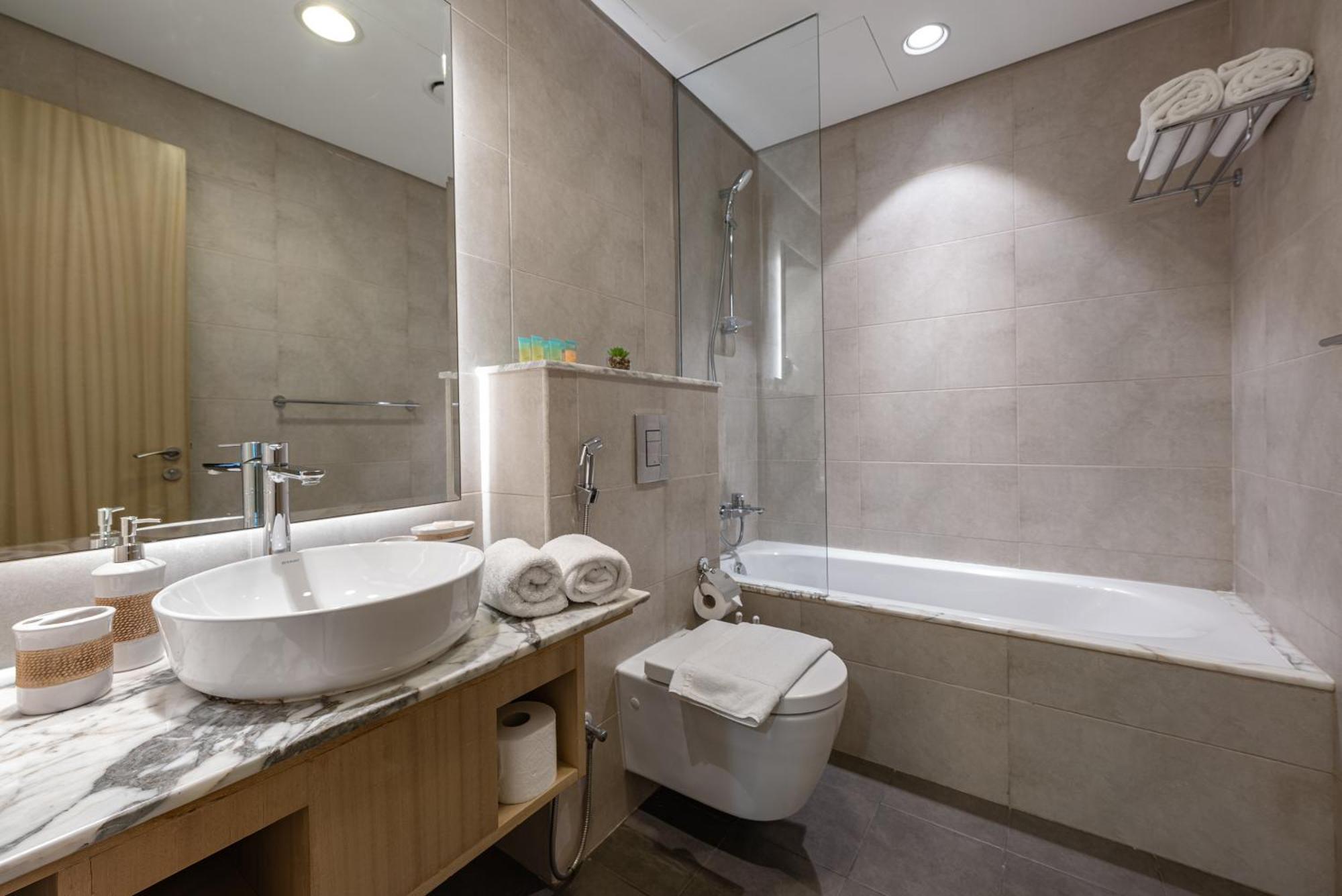 3 Bedroom - Pool Access - 7 Mins To Mall - Sun Set View Apartment *