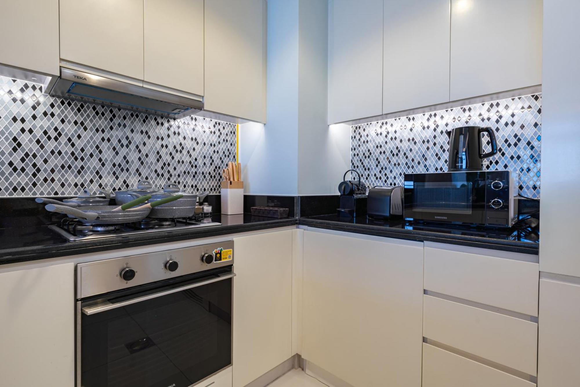 3 Bedroom - Pool Access - 7 Mins To Mall - Sun Set View * Dubai