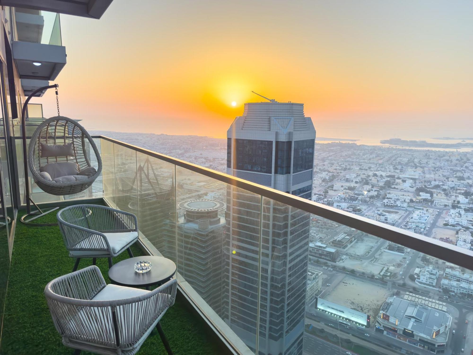 3 Bedroom - Pool Access - 7 Mins To Mall - Sun Set View * Dubai