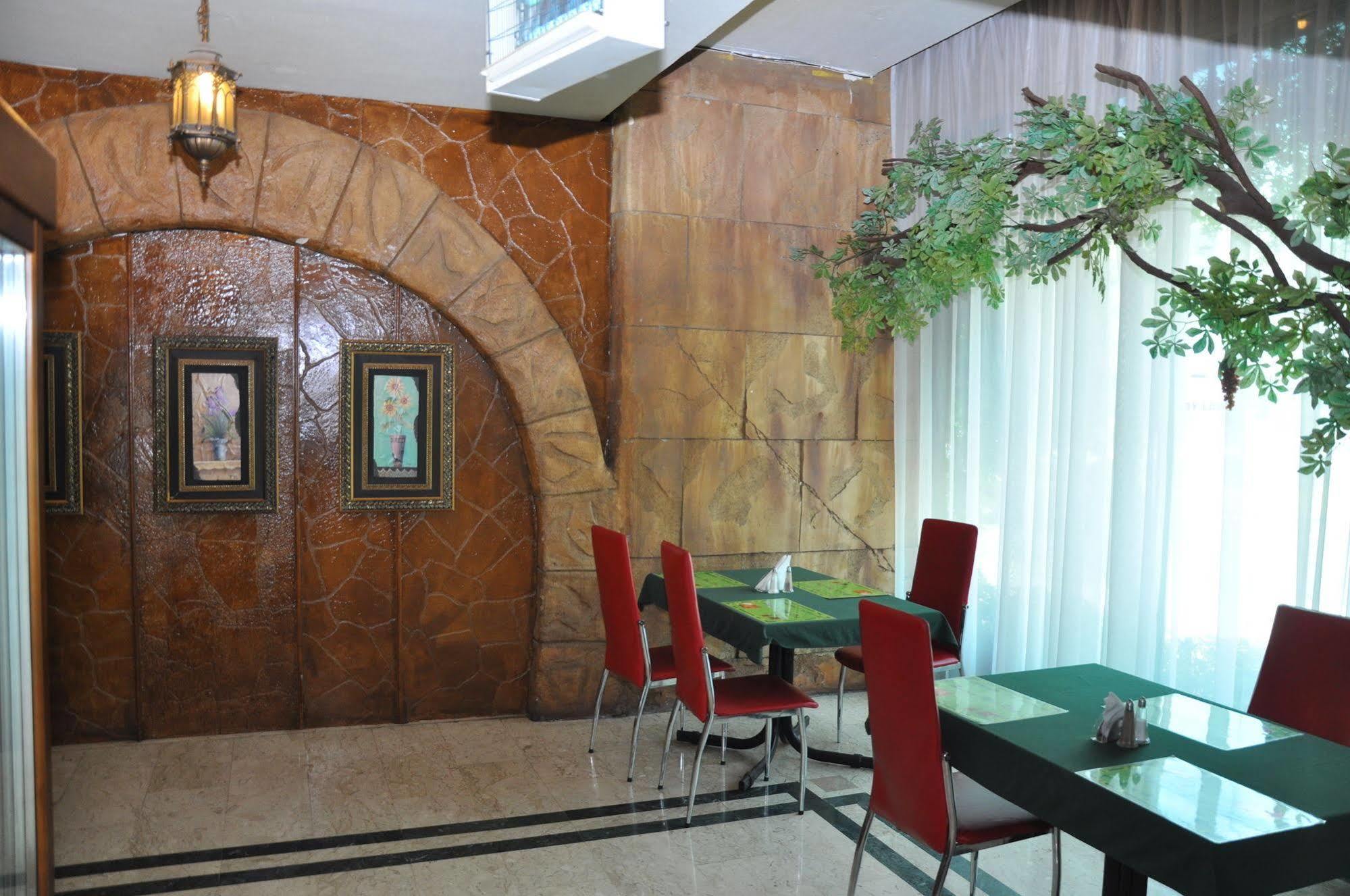 Claridge Hotel 3*