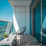 Luton Vacation Homes - Modern & Lake View 1Br , Mbl Residence, Jumeirah Lake Towers