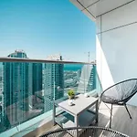Luton Vacation Homes - Modern & Lake View 1Br , Mbl Residence, Jumeirah Lake Towers