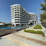 Luxurious 1-Bedroom With Private Beach Access