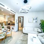Stay Mindblowing 2 Bedroom Holiday Home With Close View Of Burj Khalifa