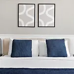 Silkhaus Modern Living Studio In Art Residence