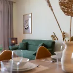 Green Oasis In Dubai - Expat Preferred Community - The Greens - The Views - Perfect For Business And Pleasure - Close To Metro - Park, Lakes And Jogging 1 Min Walk Away - Yoga Classes By The Lake - 4 People - Big Balcony - 3 Min Drive To Sheikh Zayed