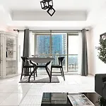 Trophy 1Br Retreat W Balcony, Pool, Gym In Jlt