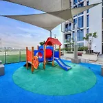 Dream Inn - 2 Bedroom Apartment With Balcony & Pool Access, Azizi Riviera