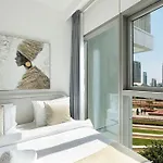 Maxstays - Stunning Burj Khalifa View - Dubai Mall Access - Infinity Pool