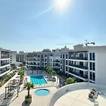 Luxury Bright Studio Near Ski Dubai With Pool View