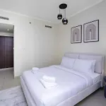 Elegance Above The Skyline Furnished 2-Br With Direct Burj Khalifa Panoramas By Petals Holiday Homes