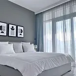 A Luxurious 2 Bedroom Emaar Beachfront Apartment In Palm Jumeirah