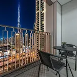 Luxurious 2-Br Apt Pool, Gym & Burj Khalifa View