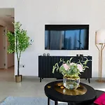 Burj Khalifa Lifestyle Boost! Fabulous 4Bed Open View Corner Suite Plus Dubai Mall Access