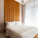 Keyrock Living - Luxury 1Br With Lake View At Reva