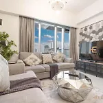Beautiful 2 Bedroom Apartment Montrose Residence