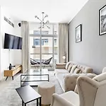 Stonetree - Modern 1 Bedroom Apartment Near Marina Beach