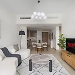 Vayk - Modern 1 Bedroom Apartment In Azizi Riviera