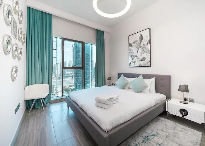 Luton Vacation Homes - Modern & Lake View 1Br , Mbl Residence, Jumeirah Lake Towers
