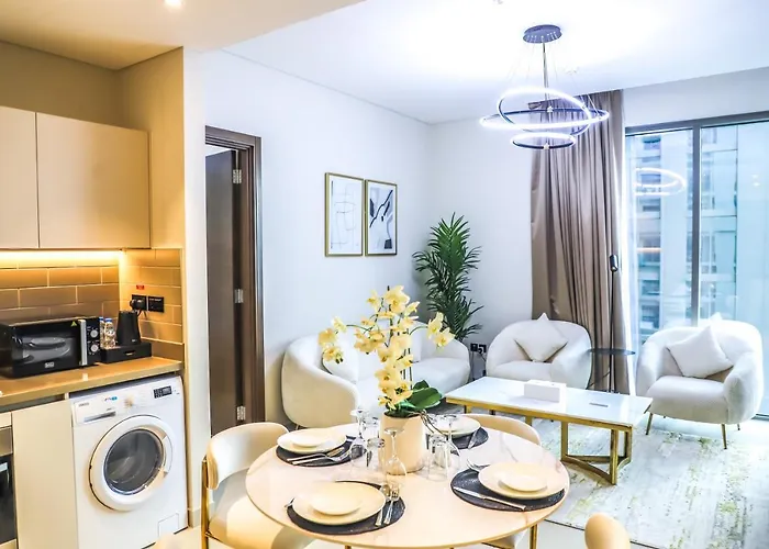 Stay Mindblowing 2 Bedroom Holiday Home With Close View Of Burj Khalifa