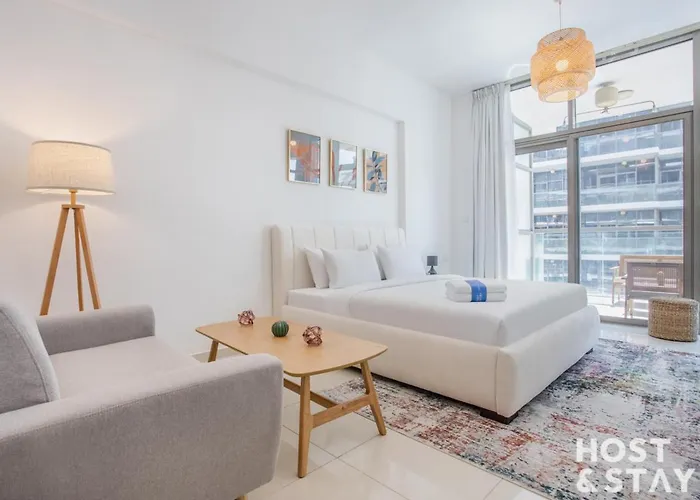 Studio In Golf Vista, Damac Hills - Host & Stay