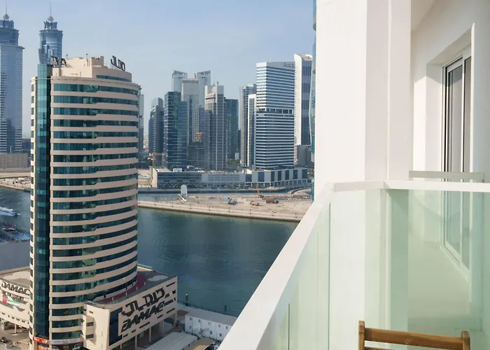 Elegant Studio With Canal Views In Business Bay