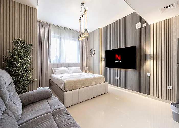5 Star New Modern Studio