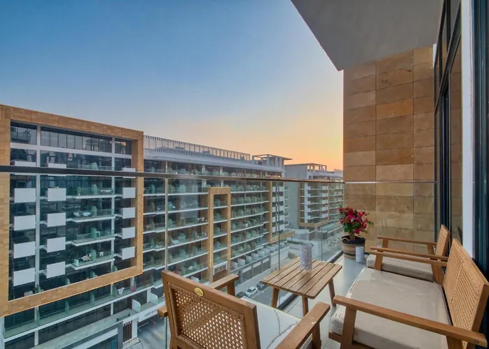 Dream Inn - 2 Bedroom Apartment With Balcony & Pool Access, Azizi Riviera