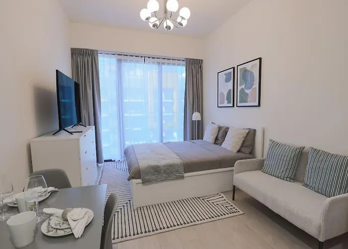 Bright & Modern Studio In Azizi Riviera
