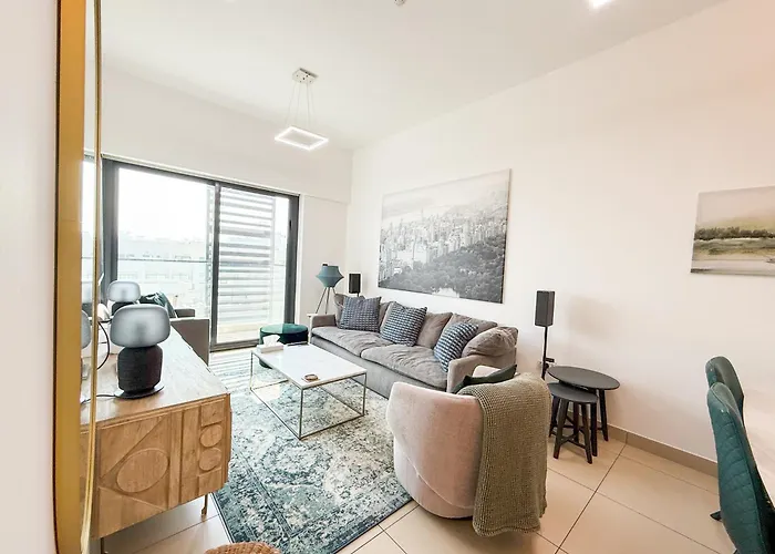 Tastefully Decorated 1 Bedroom In Jvc