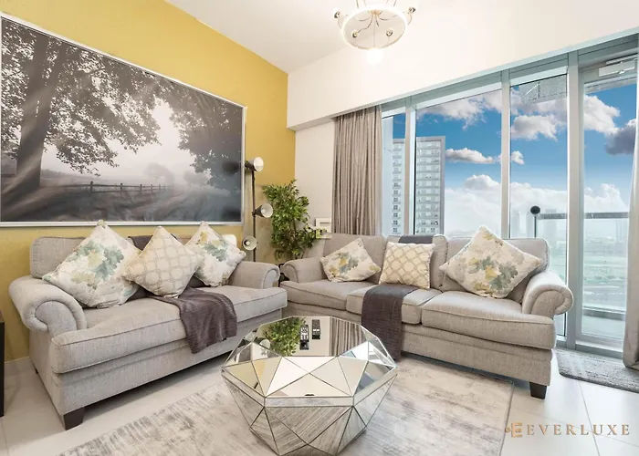 Beautiful 2 Bedroom Apartment Montrose Residence
