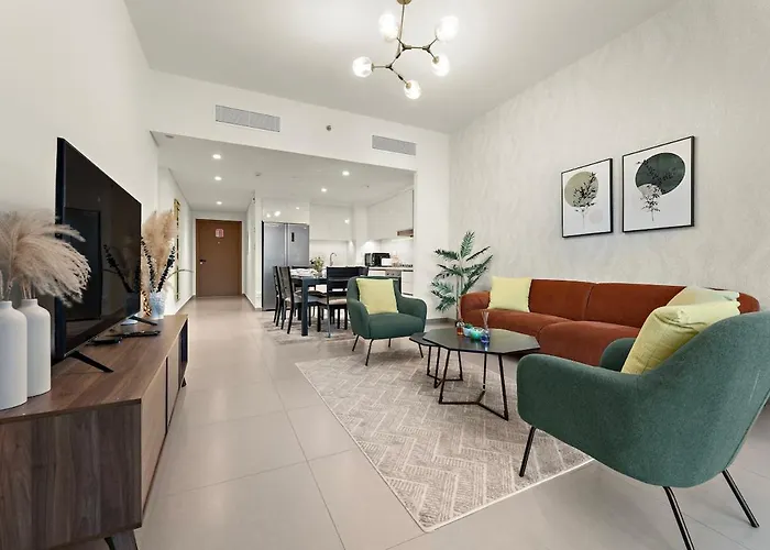 Luxurious 2-Br Apt Pool, Gym & Burj Khalifa View