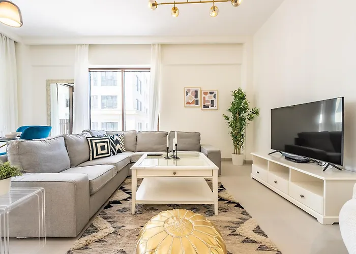 Dubai Creek Gem, Stylish Condo With Two Balconies