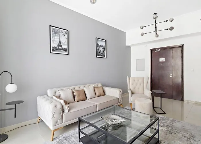 Stonetree - Modern 1 Bedroom Apartment Near Marina Beach