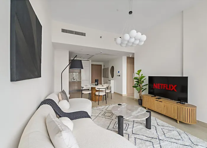 Vayk - Modern 1 Bedroom Apartment In Azizi Riviera