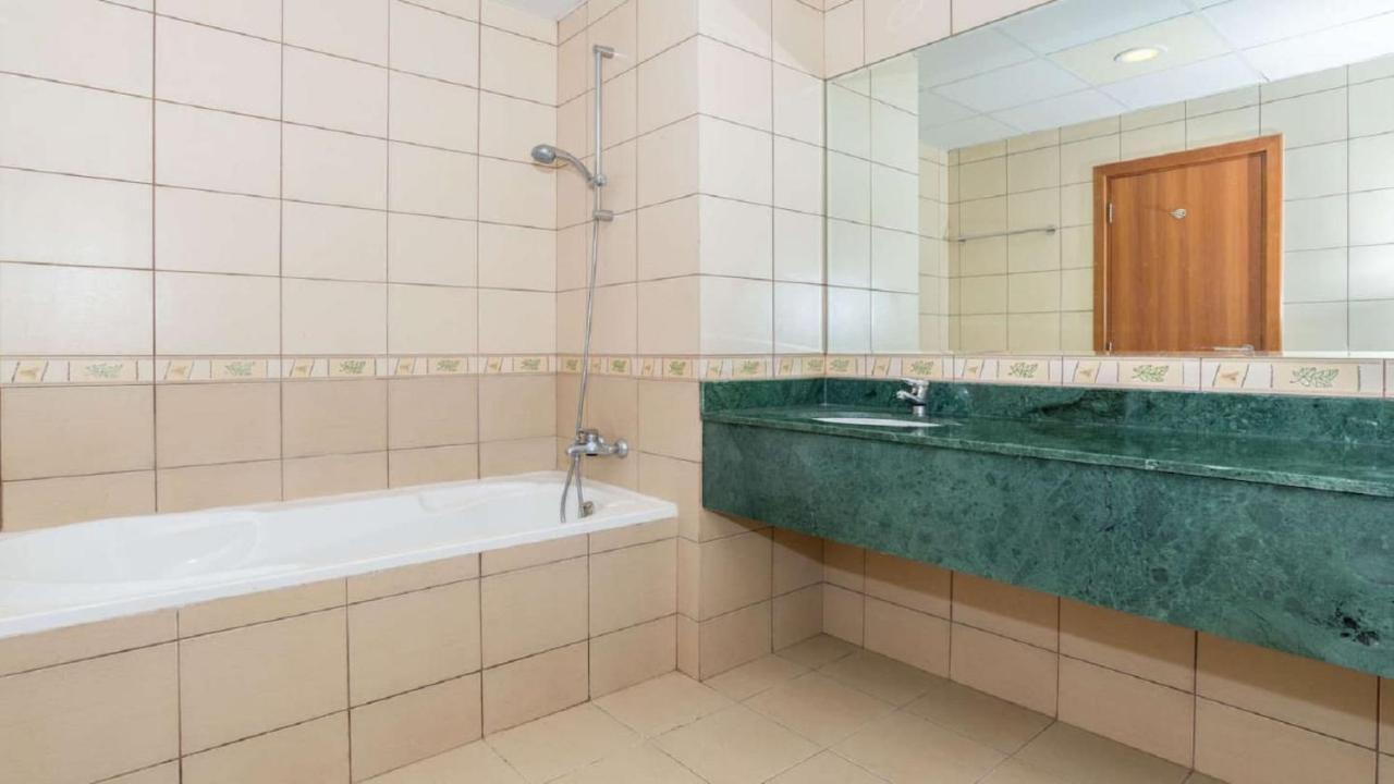 Octavius Holiday Homes, Spacious 2 Bedroom Apartment, Skyline & Burj Khalifa View Apartment