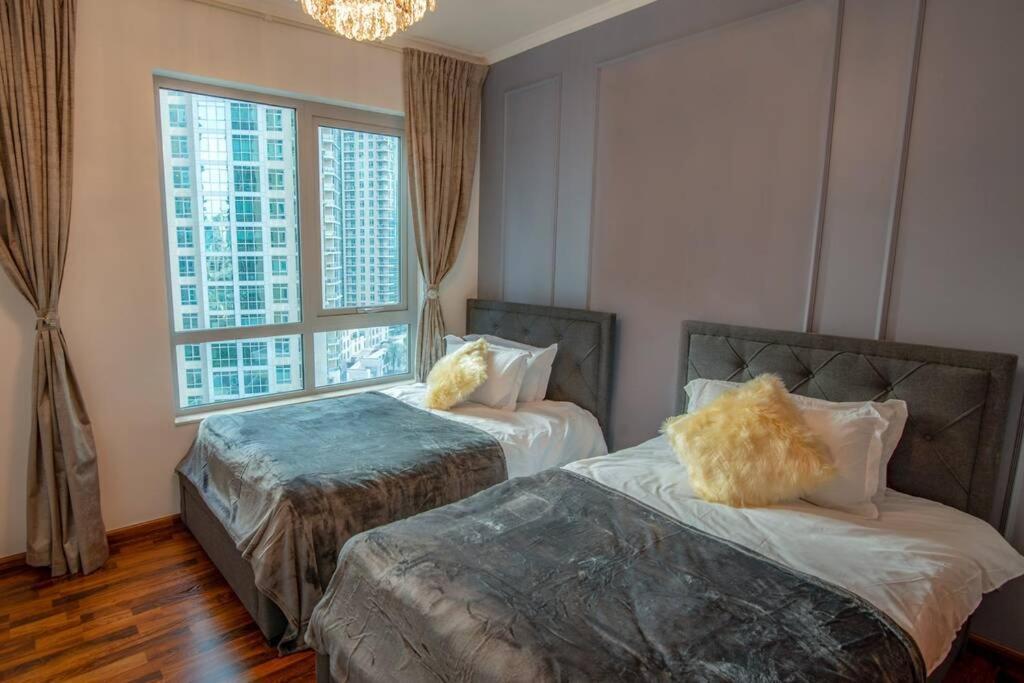 First Class 3br With Full Burj Khalifa View Apartment *