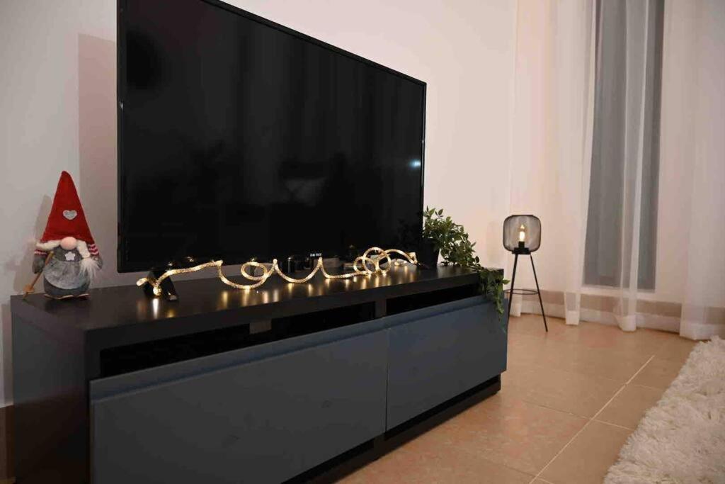 Brand New Furniture . Close To Mall. * Dubai