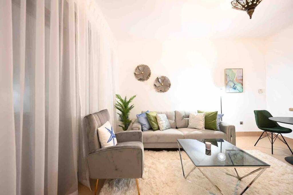 Apartment Brand New Furniture . Close To Mall.