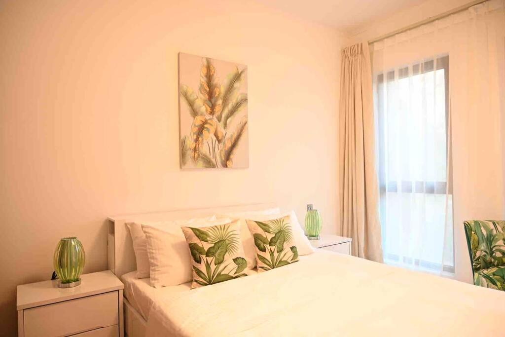 Apartment Brand New Furniture . Close To Mall. *