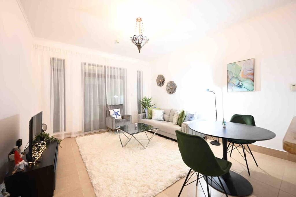 Apartment Brand New Furniture . Close To Mall.