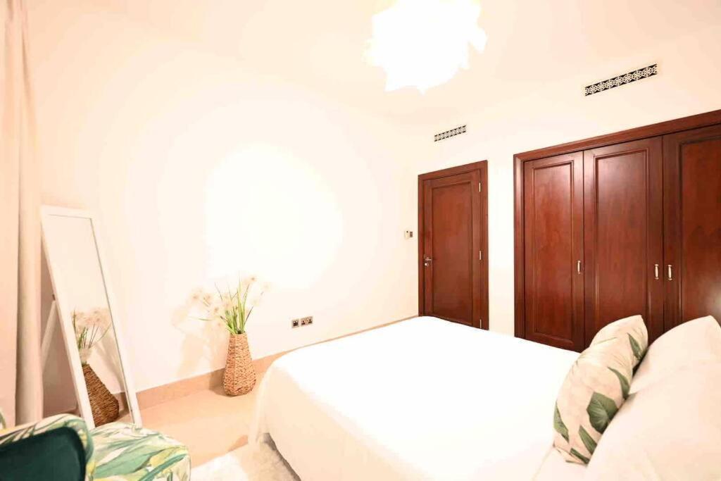 Apartment Brand New Furniture . Close To Mall. *