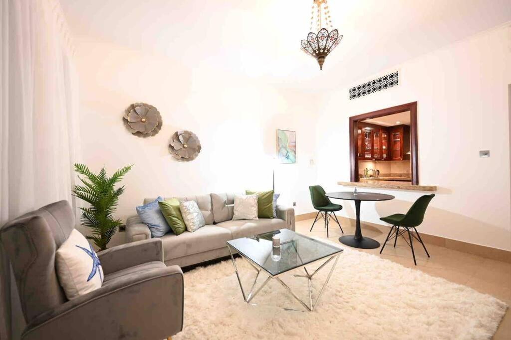 Apartment Brand New Furniture . Close To Mall. *