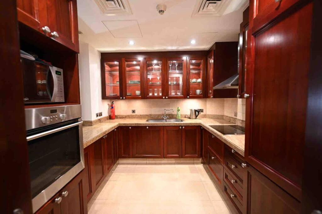 Apartment Brand New Furniture . Close To Mall. *
