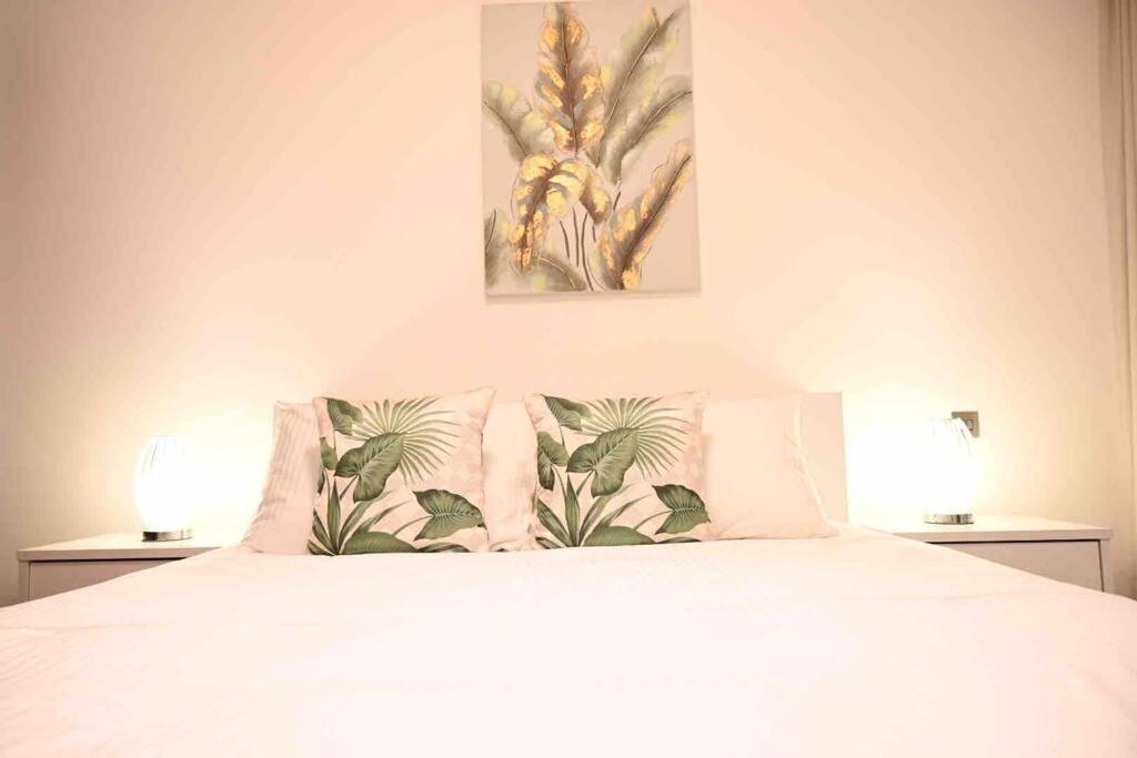 Apartment Brand New Furniture . Close To Mall. Dubai